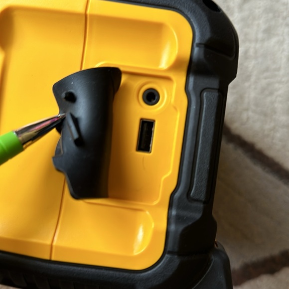 DeWALT BT SPEAKER, CHARGER & BATTERY - Picture 4 of 15